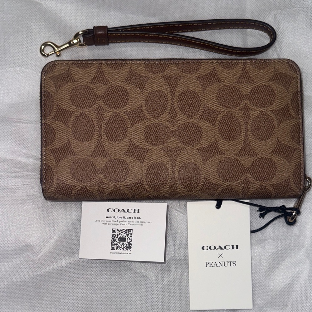 Coach X peanuts limited edition long zip wallet NWT! - Picture 3 of 6